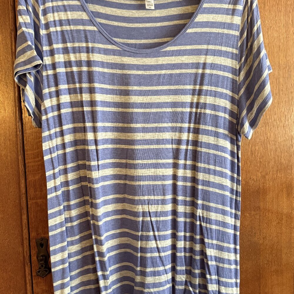 LuLaRoe Classic T,  2XL in a 2 color strip design
